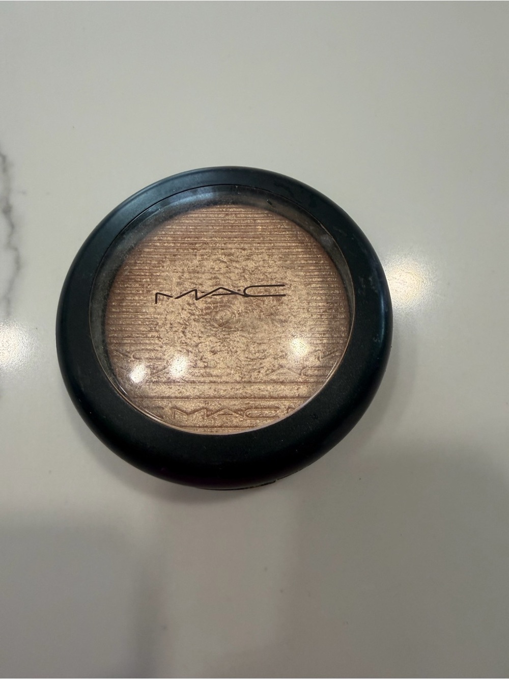 MAC Cosmetics Champagne Shimmer Highlighter - Light Gold